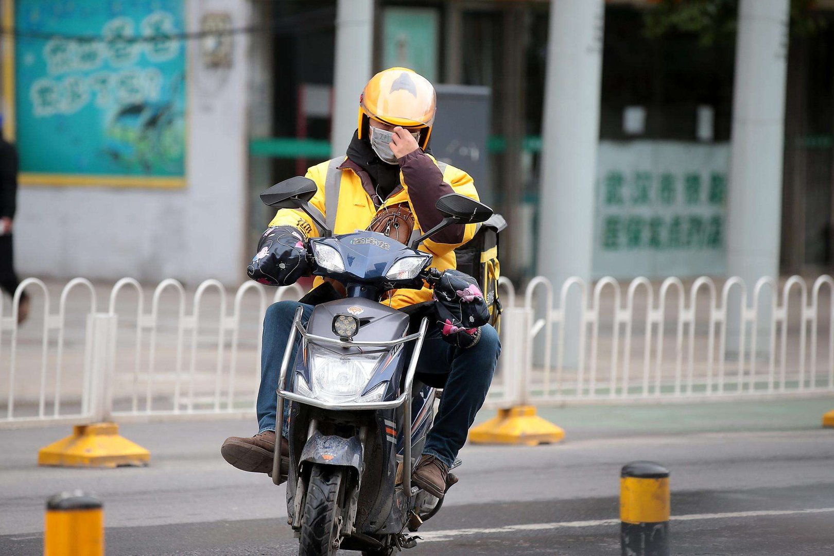 骑手等餐崩溃砸东西遭店家殴打，网友都同情骑手，他就没有错吗？