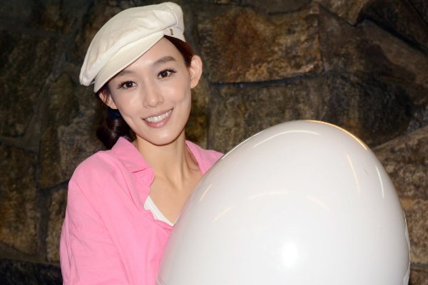 范玮琪晒出自己下巴伤口,称自己经常摔跤,确定不是家暴吗?