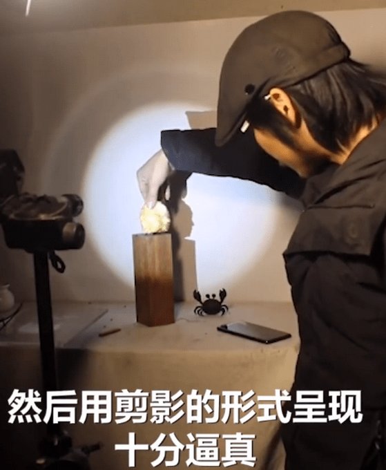 男子用苹果咬出20多位明星剪影，咬苹果做剪影有多困难？