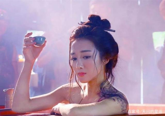 从清纯女主到“心机”女配，因狗咬整容5次的李依晓到底怎么了？