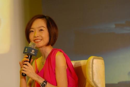 鲁豫否认一天只吃三粒米的传言，她这样的身材算美吗？