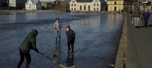 冰岛首都池塘凝结了滑冰安全不？