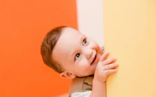 永州女婴吃泔水与流浪狗同住，社区服务会如何帮助这个女孩？