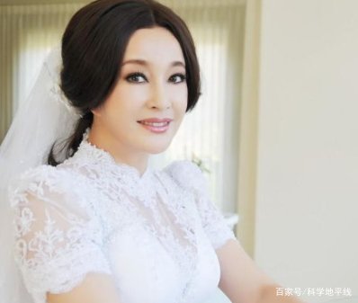 刘晓庆回到老家，市民夹道欢迎唱歌鼓掌，场面有多壮观？