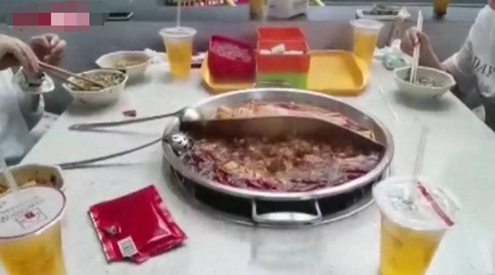 四川一高校食堂开火锅窗口，消费高吗？