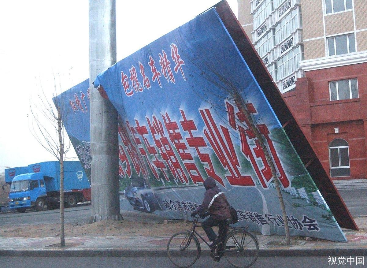 四川成都一广告牌掉落砸倒男童，导致广告牌掉落的原因是什么？