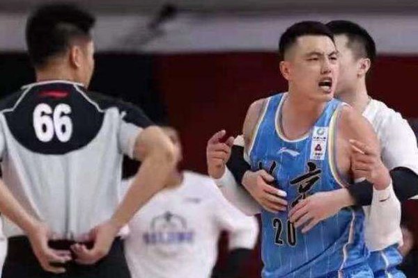 女记者与首钢球员争执致比赛中断，CBA官方对其做出了怎样的处罚？