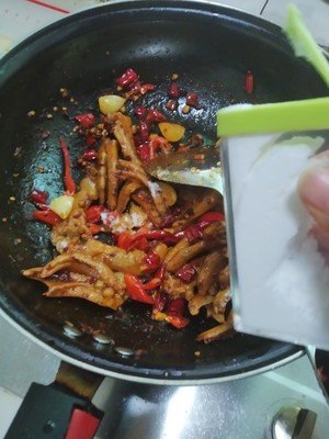 开家干锅鸭爪爪店赚钱吗?华飞鸭爪爪加盟有哪些加盟优势?