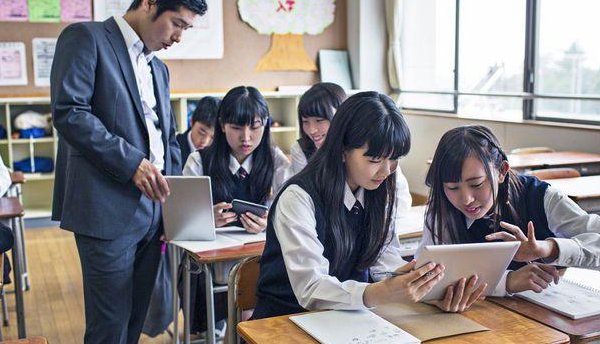 女教师举报评职黑幕被责令停课，你怎么看校方这样的“奇葩操作”？