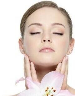 玫瑰精油可以用在哪儿？怎样用啊？