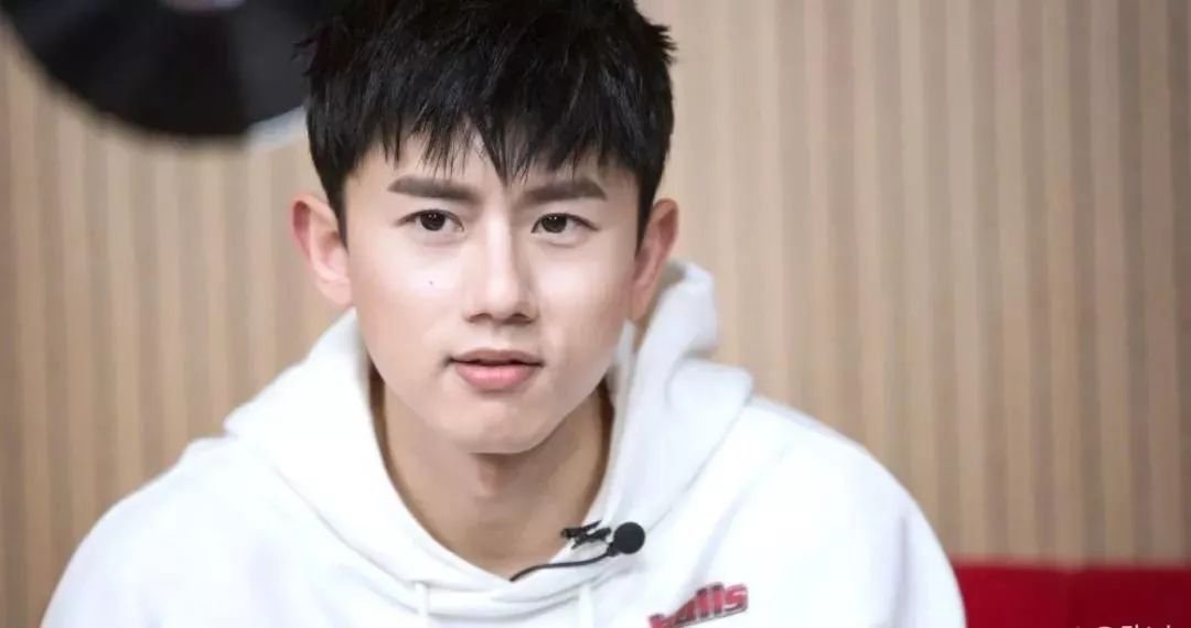 张杰在演唱会上摔伤致腰椎轻微骨裂，他到底是如何受伤的？