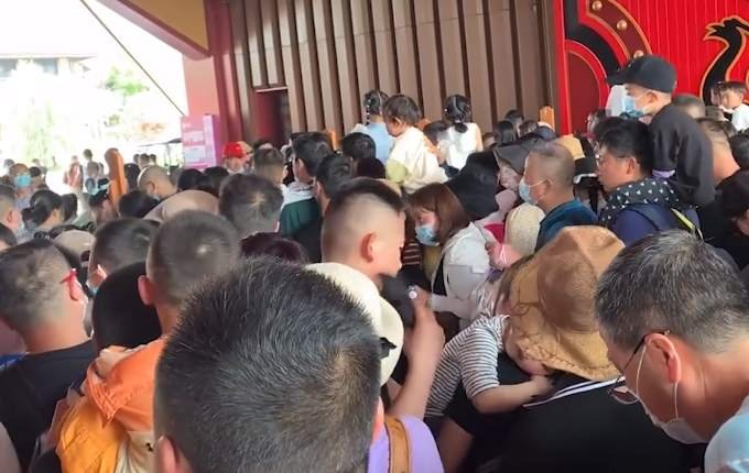 安徽一景区万人滞留高喊退票！景区是如何回应此事的？
