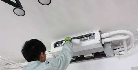 男子清洗空调发现摄像头是怎么回事？