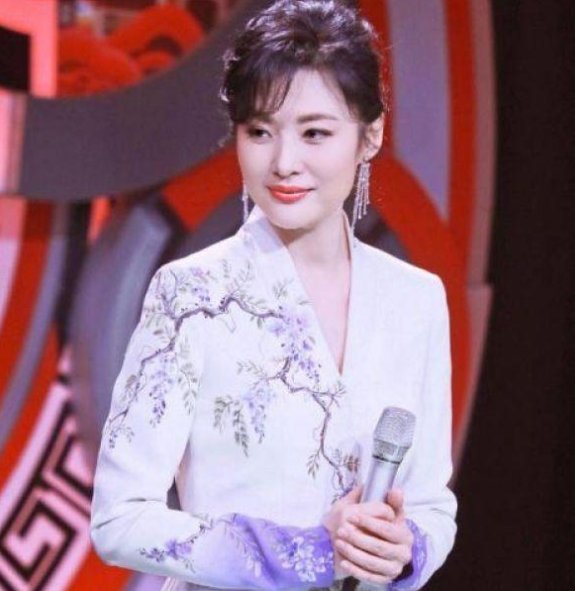 曾是央视最美主持人，女儿自闭离开央视，周涛现在过得怎样呢？