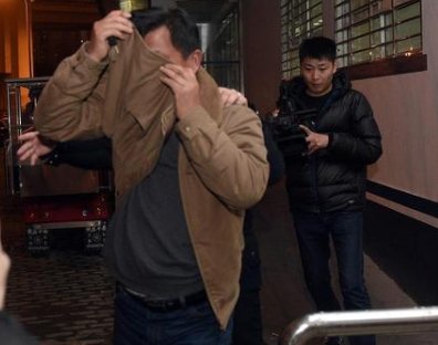 “网红主播”直播基地门前遭殴致轻微伤，引发争执的原因是什么？