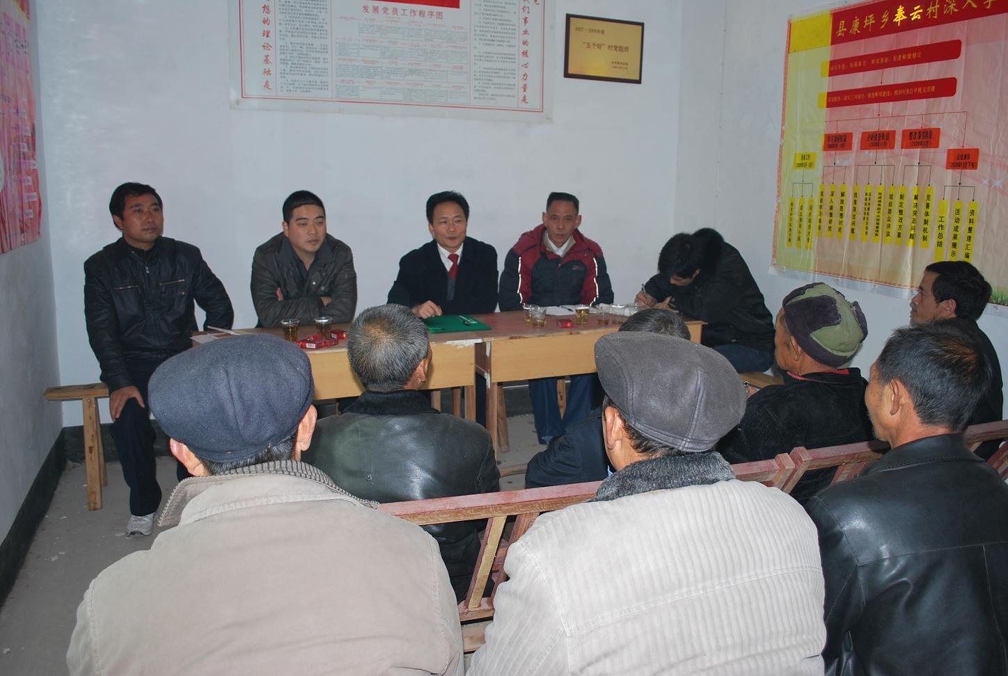 父子二人不外出务工，竟被列入村黑名单，村委会的做法说的过去吗？