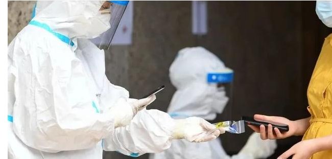 上海飞昆明核酸阳性男子称不知何时感染的，大家是否该对他多一些宽容？