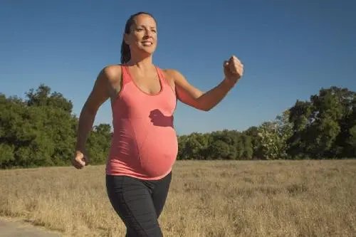 近40度高温下，美国运动员怀孕18周参加奥运选拔赛，此举有何风险？