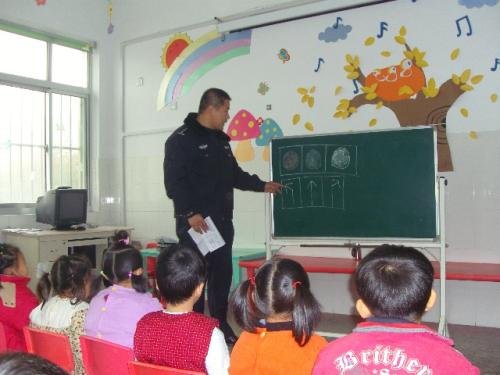 如何看待幼儿园男孩扶女孩睡觉的这一操作呢？