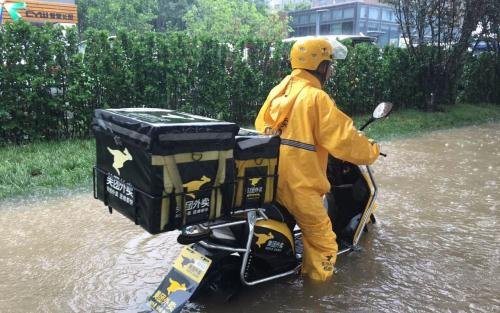 白岩松谈外卖小哥为抢时间拼命，他是怎么说的？