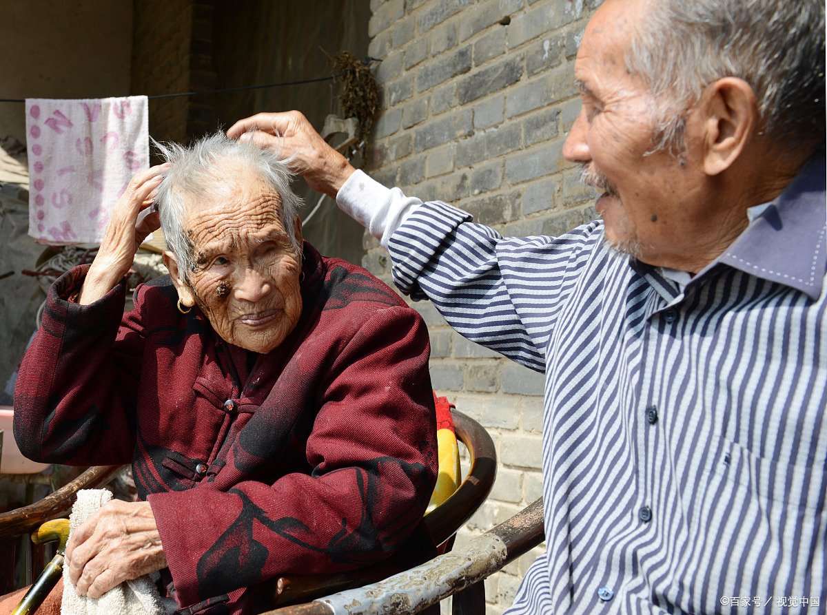 一个男生深爱一个女生的表现是什么？