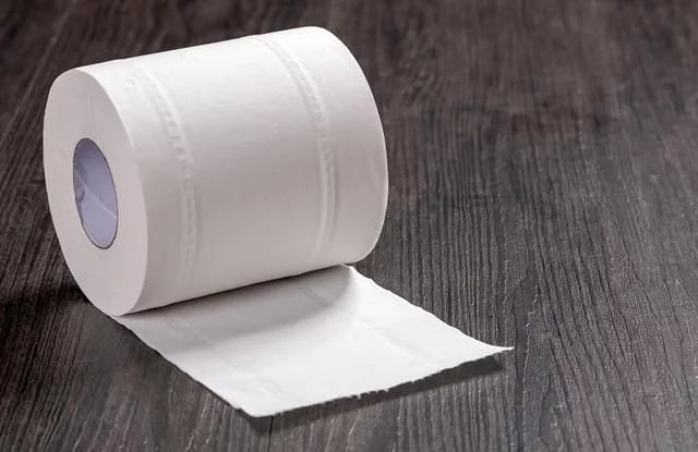 63岁洗碗工因半卷卫生纸服药自尽，这是怎么一回事？