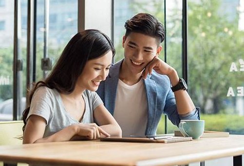 女朋友经常背着我和她前男友见面，这种情况要分手吗？