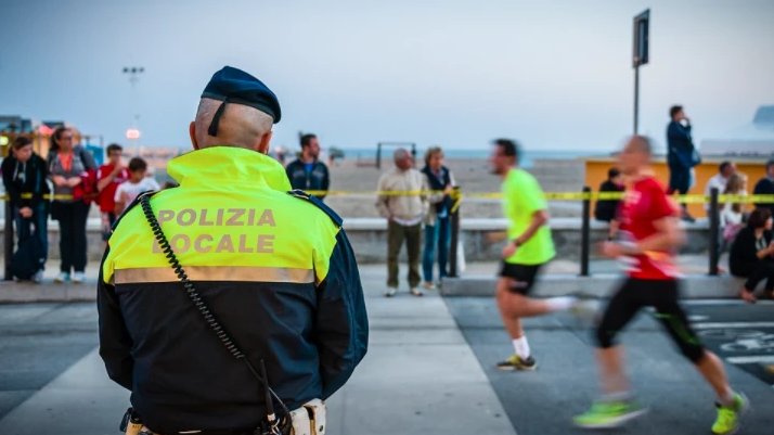 小伙奔跑152公里回家过年，让他坚持跑下去的精神是什么？