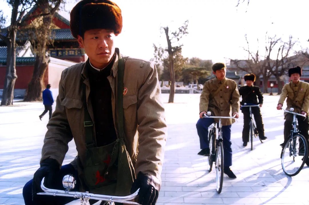 《血色浪漫》中，张海洋和钟跃民如果不退伍，他们谁最后取得的成就会更大？