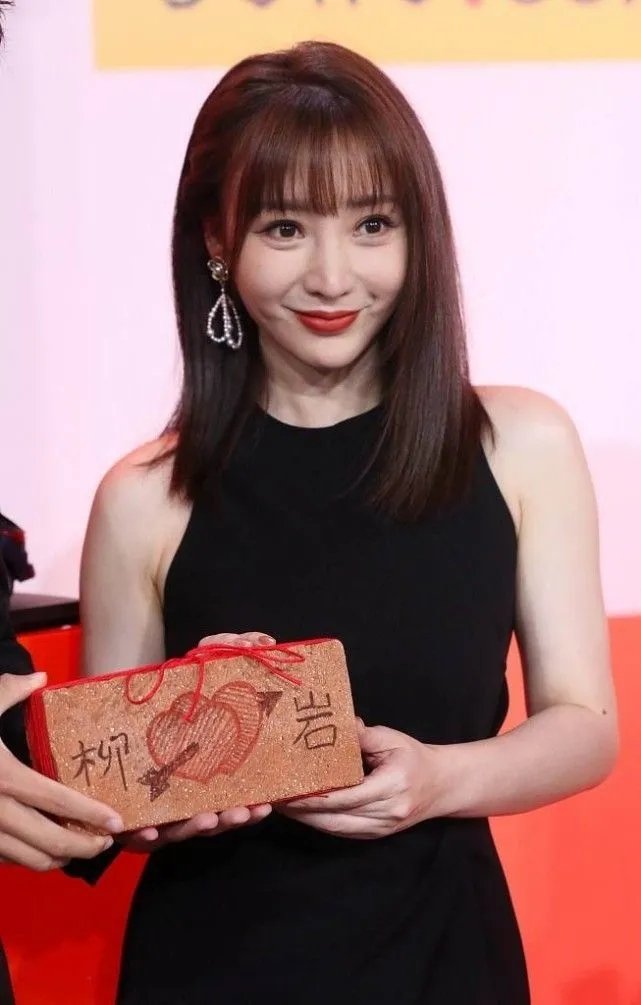 柳岩晒照庆41岁生日，都有哪些人给她送祝福了？