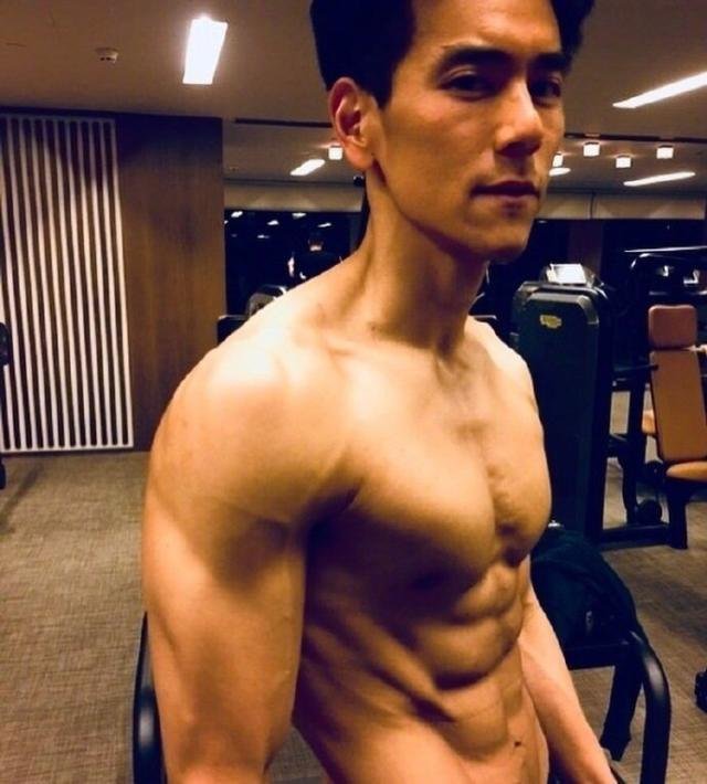 年近40的李栋旭，让人起鸡皮疙瘩的魔鬼身材，你爱了吗？