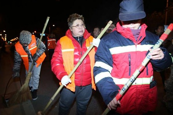 韩红凌晨4点扫大街做公益，她为何这么热衷于公益活动？