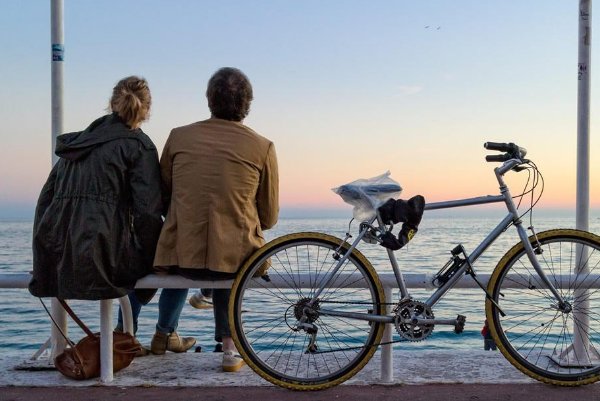 贵州一婚礼上妹妹替哥拜堂成亲引发人们质疑，这是把婚姻当儿戏吗？