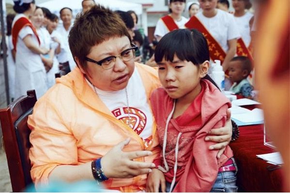 韩红凌晨4点扫大街做公益，她为何这么热衷于公益活动？