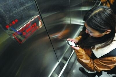 小区保安回应男孩被困电梯坠亡,被困电梯时应该如何自保?