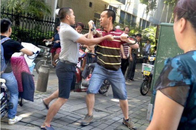 四川一虎牙主播在外直播时被认错当众被打骨折，这名主播的伤势如何？