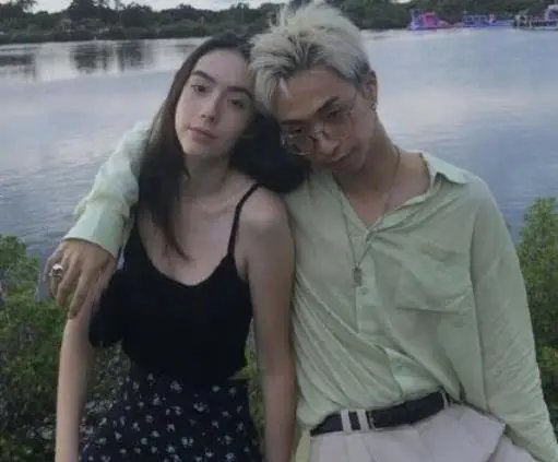 伊能静19岁的儿子哈利晒合影大方表白女友，哈利为何一直都引人关注？