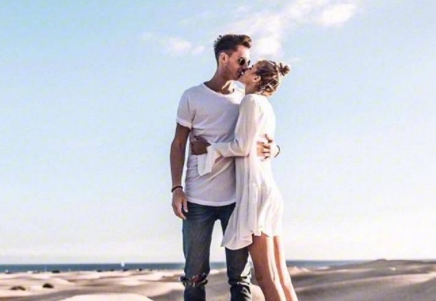 那个曾经誓言陪伴一生的人，最后也跟你牵手走向了婚礼了吗？