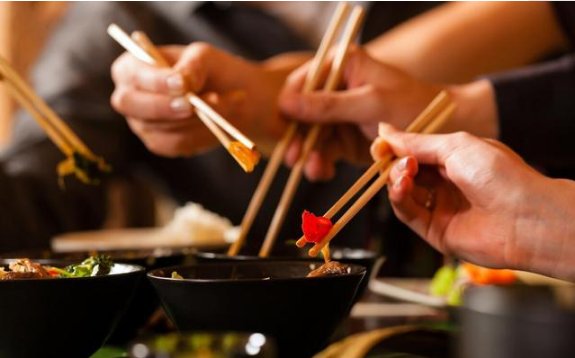 成都一男子遭多人围殴，还被泼热汤，他们之间起了什么争执？