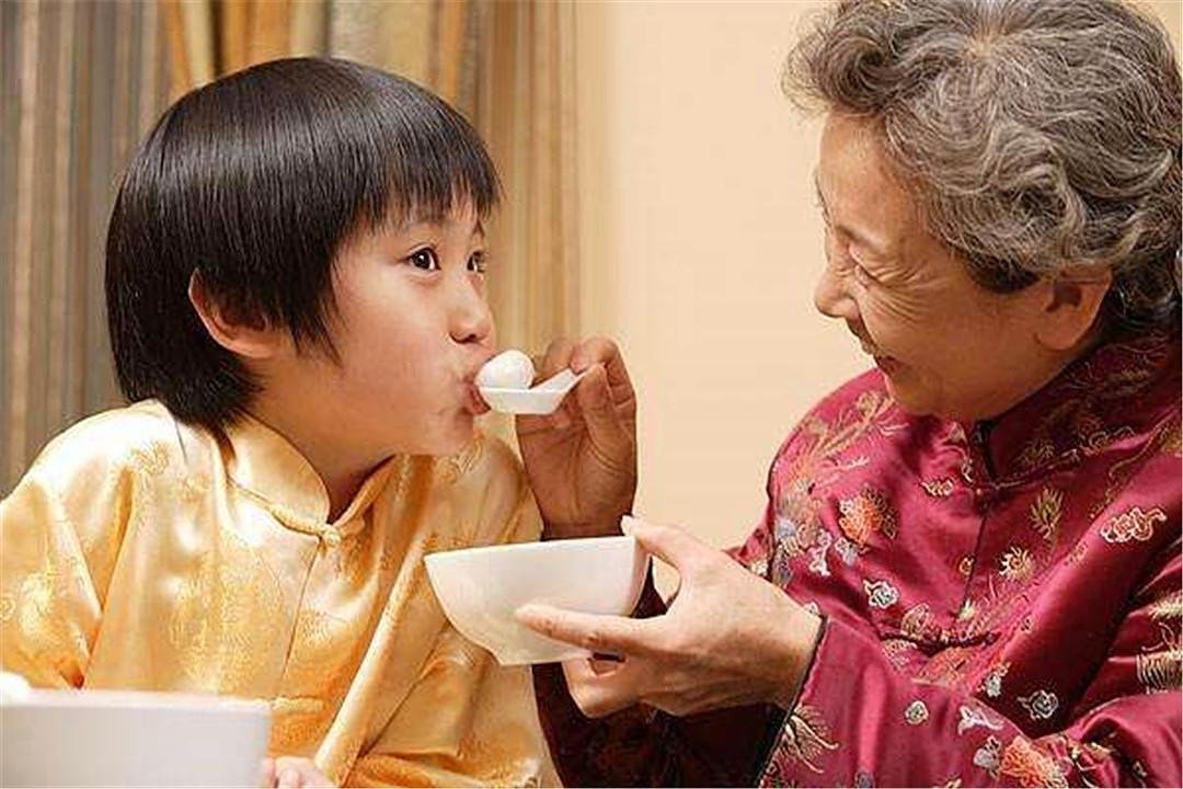 冯巩背孙子等公交，隔辈亲到底有多亲？