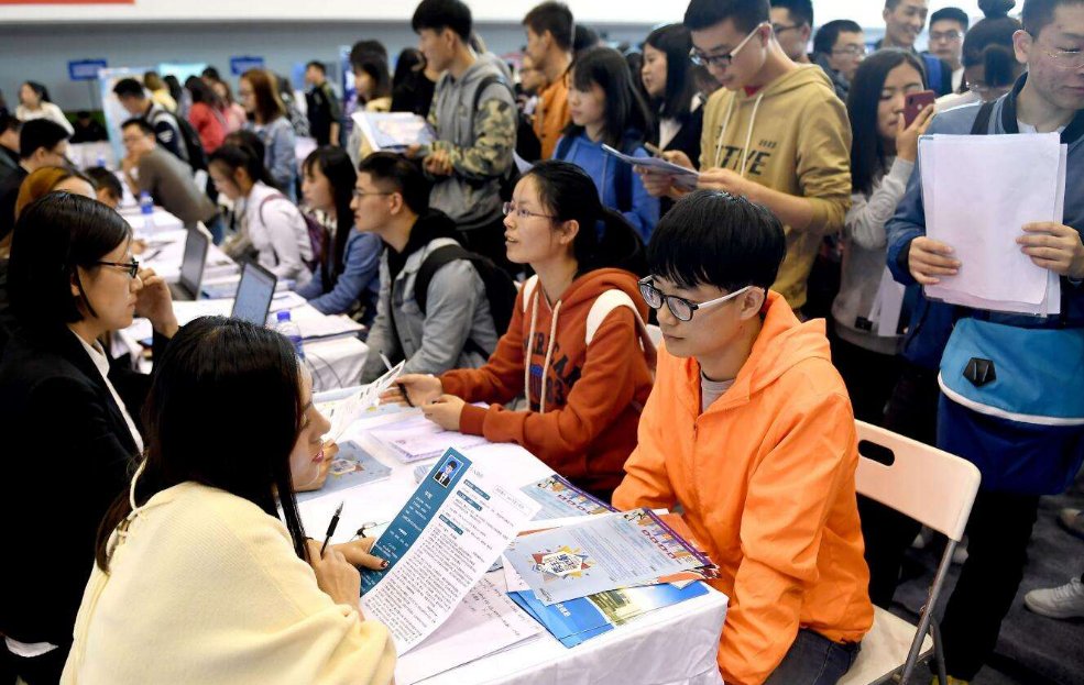 南宁一应届生两天被骗7万濒临自闭，网络求职该如何避开陷阱？