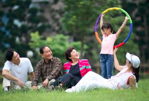 刘荷娜躺在公公的腿上被议论，公公和媳妇真的无时无刻要避嫌吗？