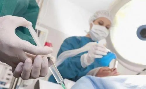 全麻手术醒后出现胡言乱语的现象正常吗?