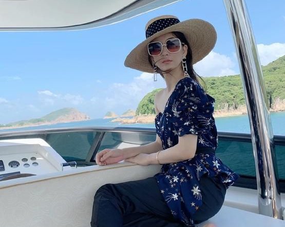 方媛隔空回应王思聪，删除与老公恩爱照引热议，郭富城到底怎么了？