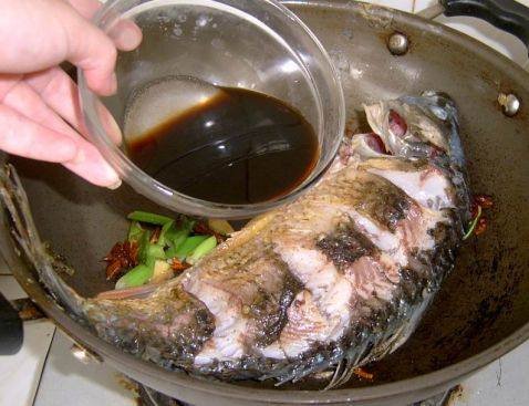 花生炖鱼的做法，花生炖鱼怎么做好吃，花生炖鱼的家常