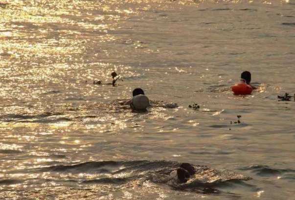 工作人员劝阻反被推下水，现在人们都这么追求刺激了吗？