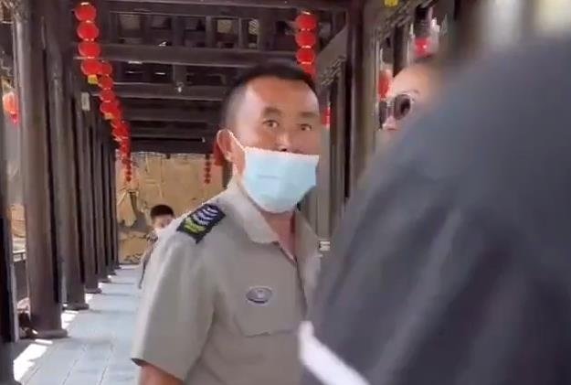 湖南一景区内大妈不买票强闯苗寨,并辱骂劝阻保安,这种行为有多不文明?