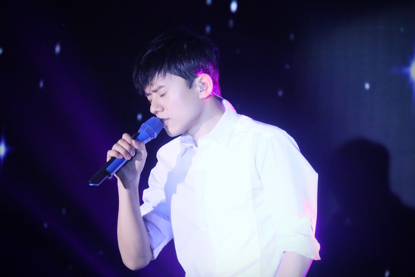 张杰在演唱会上摔伤致腰椎轻微骨裂，他到底是如何受伤的？