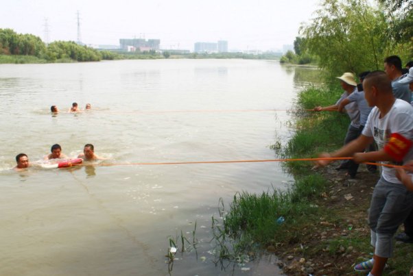 工作人员劝阻反被推下水，现在人们都这么追求刺激了吗？