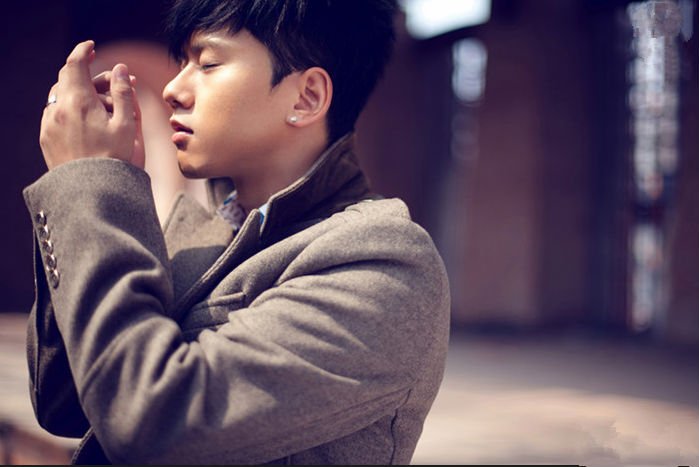 张杰在演唱会上摔伤致腰椎轻微骨裂，他到底是如何受伤的？